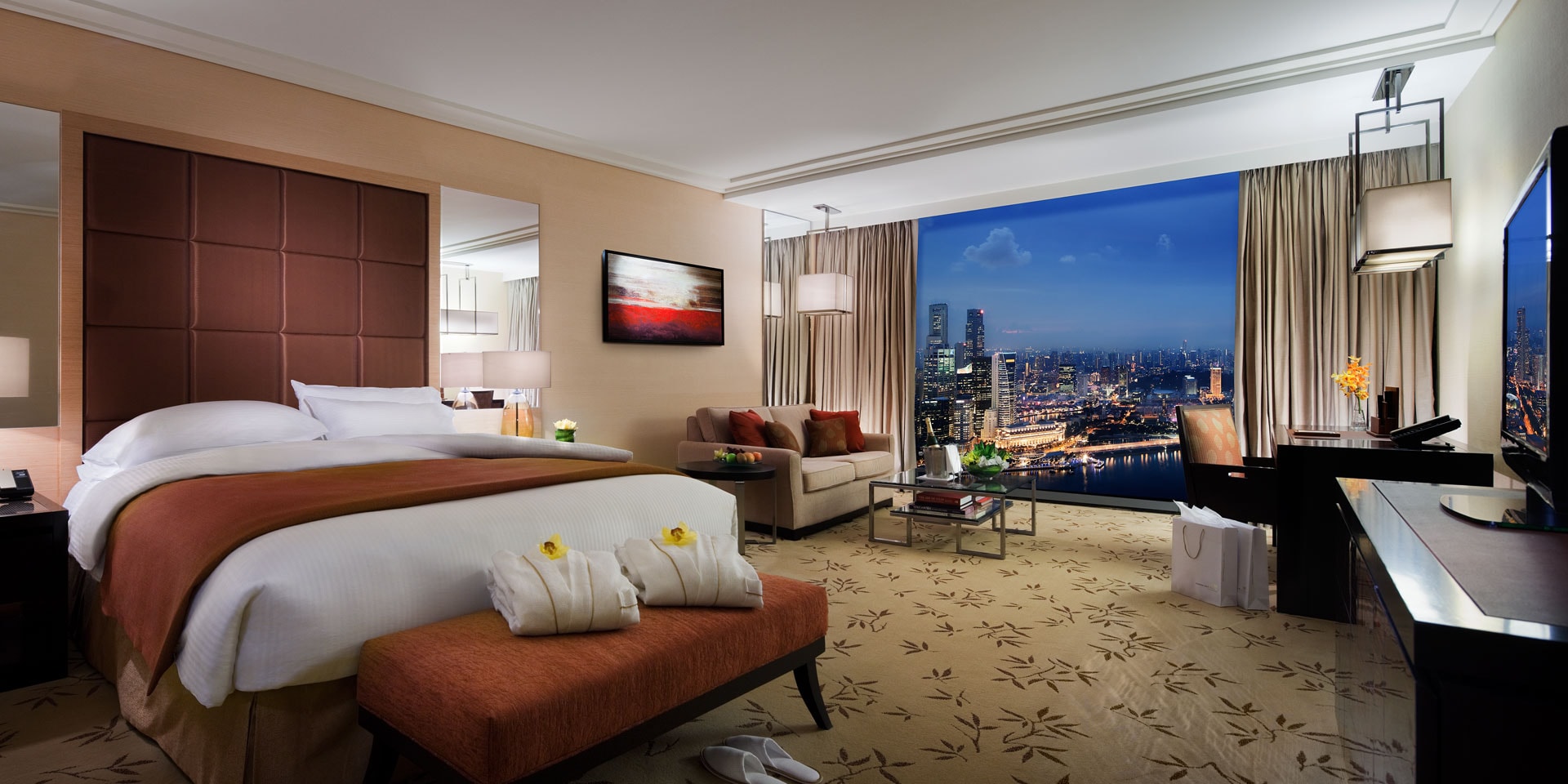 新加坡滨海湾金沙酒店俱乐部客房，大床与城市景观